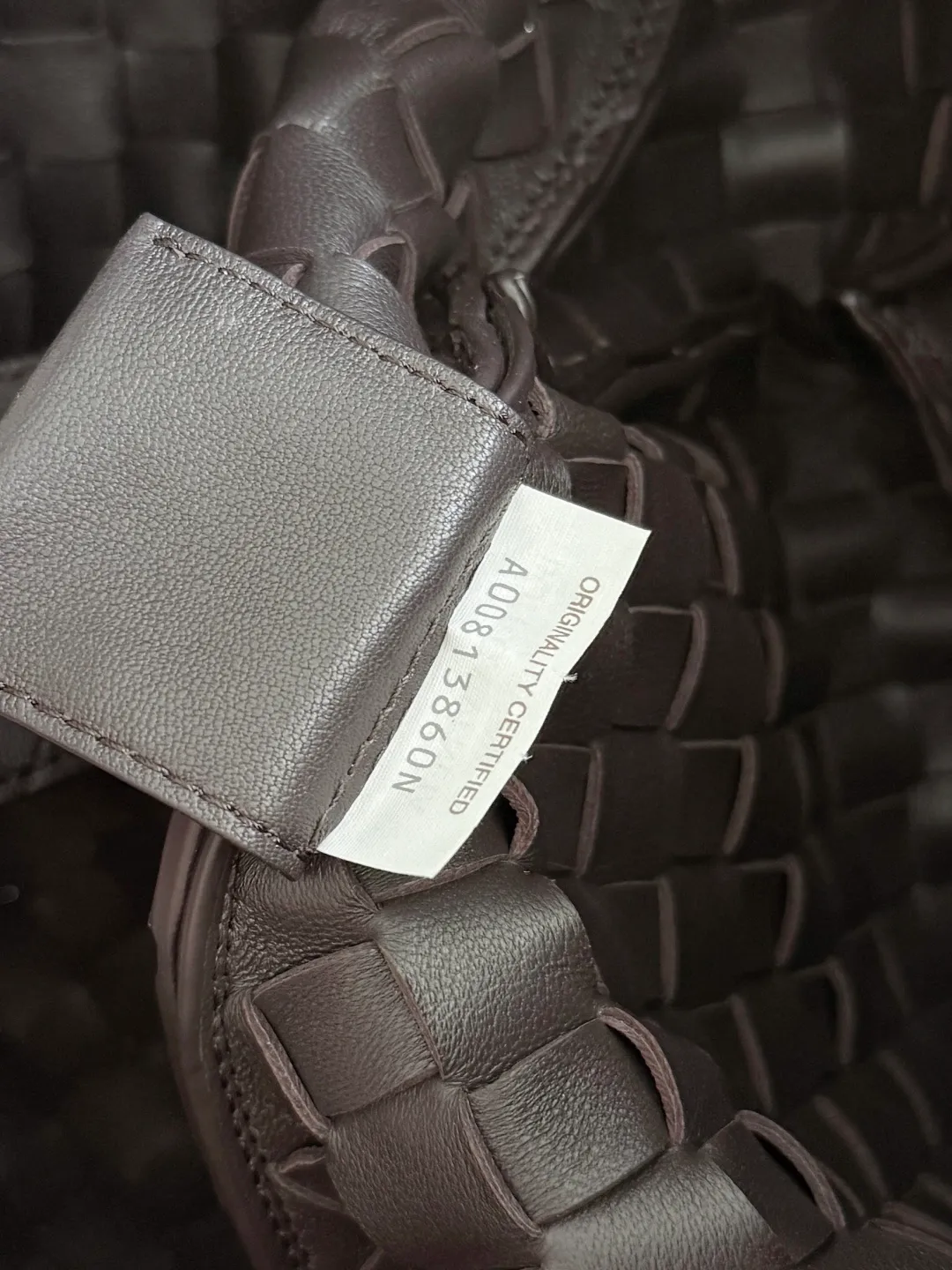 Batch 2760 new products are coming! BOTTEGA VENETA Bottega Veneta's 2025 new Campana shoulder bag is on the market~ First of all, I would like to praise the weight of this bag. As a not too small bag, it is very light for daily use. For people like me who need to carry a lot of belongings when going out, this advantage is great, and it greatly reduces the burden of traveling. 🛍️The shape is a bit like a combination of parachute and jodie. The blunt triangle shape is cute and honest. Carrying it on your back when going shopping is a good mood accelerator. The handles and body of the bag are both classic weaves. A tie is added to the original open design. If it is not tied up, the bag will look like a small vegetable basket when carried. Style number: 844250 Size: 39*24*18.5cm